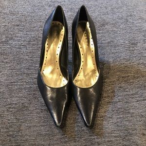 BCBGIRLS BLACK POINTED TOE PUMPS. Size 7 1/2.